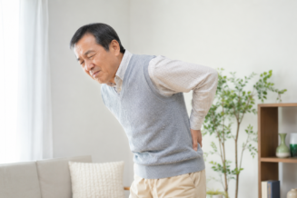 「年だから仕方ない」は間違い!高齢者の慢性腰痛を那覇の整骨院が改善するポイント
